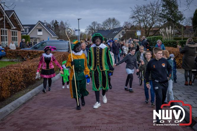Bijzondere intocht op De Hoge Enk: Sinterklaas en Kerstman arriveren samen. - © NWVFoto.nl