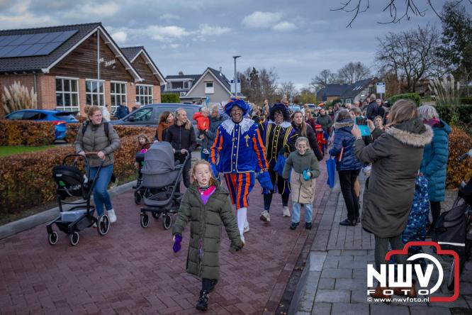 Bijzondere intocht op De Hoge Enk: Sinterklaas en Kerstman arriveren samen. - © NWVFoto.nl