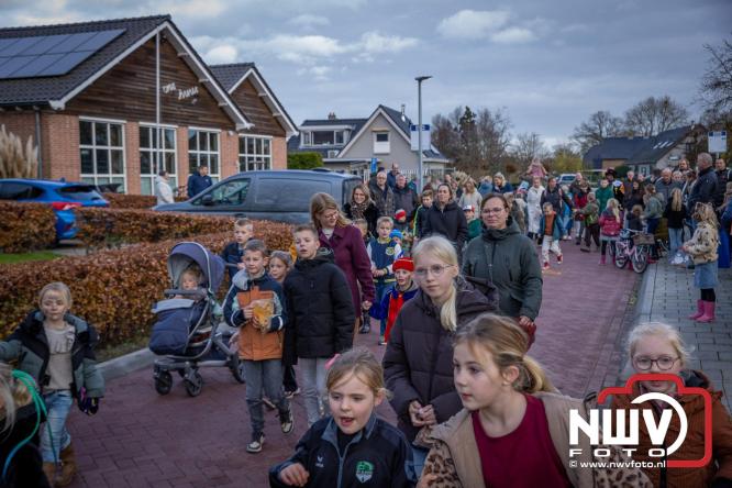 Bijzondere intocht op De Hoge Enk: Sinterklaas en Kerstman arriveren samen. - © NWVFoto.nl