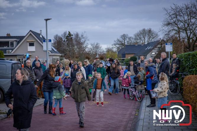 Bijzondere intocht op De Hoge Enk: Sinterklaas en Kerstman arriveren samen. - © NWVFoto.nl