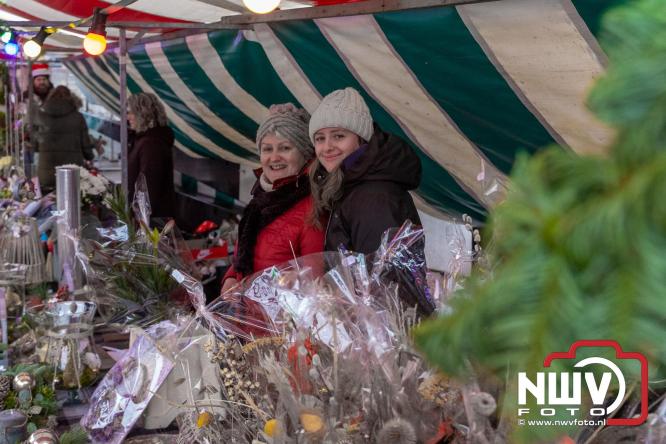 Kerstmarkt rond de molen Oostendorp, organisatie wint vrijwilligerscompliment 2025 gemeente Elburg. - &copy; NWVFoto.nl