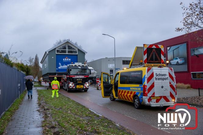 Na grondige onderhoudsbeurt is het boothuis van de KNRM station Elburg weer te watergelaten na bijzonder transport over de weg. - © NWVFoto.nl