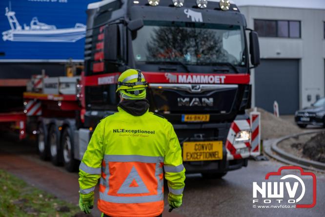 Na grondige onderhoudsbeurt is het boothuis van de KNRM station Elburg weer te watergelaten na bijzonder transport over de weg. - © NWVFoto.nl