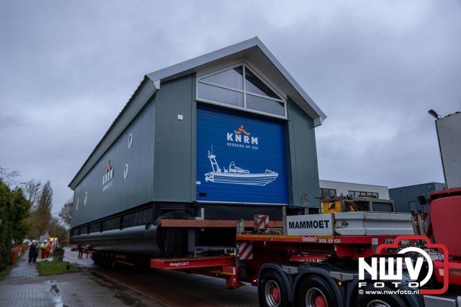 Na grondige onderhoudsbeurt is het boothuis van de KNRM station Elburg weer te watergelaten na bijzonder transport over de weg. - © NWVFoto.nl