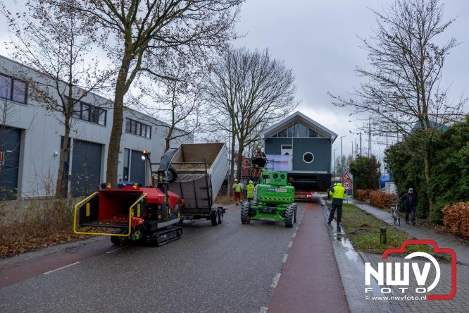 Na grondige onderhoudsbeurt is het boothuis van de KNRM station Elburg weer te watergelaten na bijzonder transport over de weg. - © NWVFoto.nl
