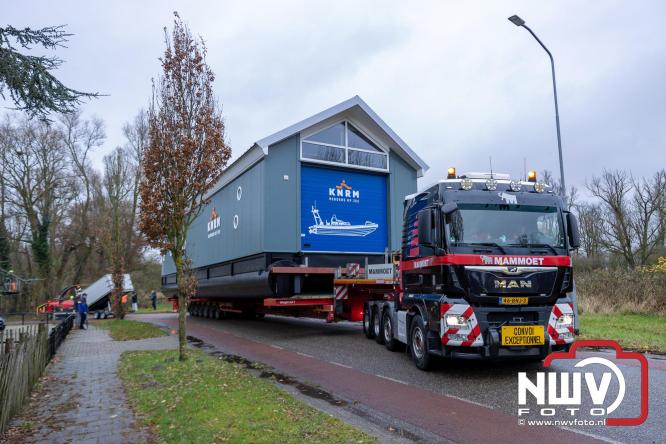 Na grondige onderhoudsbeurt is het boothuis van de KNRM station Elburg weer te watergelaten na bijzonder transport over de weg. - © NWVFoto.nl