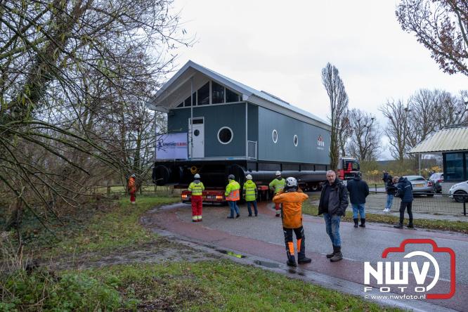 Na grondige onderhoudsbeurt is het boothuis van de KNRM station Elburg weer te watergelaten na bijzonder transport over de weg. - © NWVFoto.nl