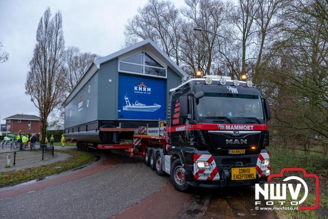 Na grondige onderhoudsbeurt is het boothuis van de KNRM station Elburg weer te watergelaten na bijzonder transport over de weg. - © NWVFoto.nl