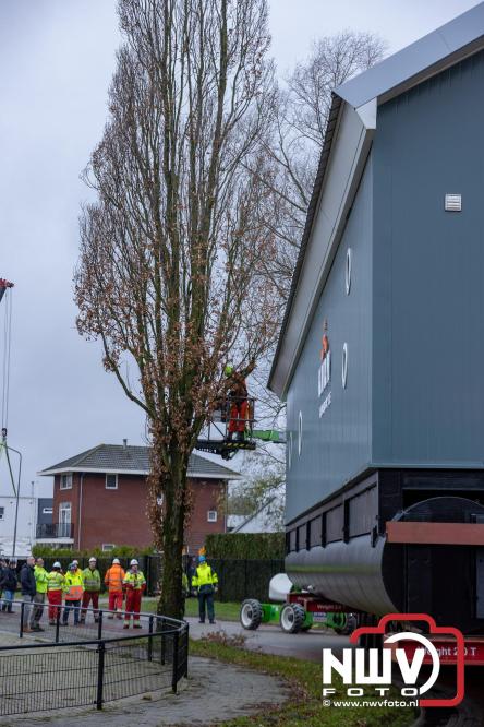 Na grondige onderhoudsbeurt is het boothuis van de KNRM station Elburg weer te watergelaten na bijzonder transport over de weg. - © NWVFoto.nl