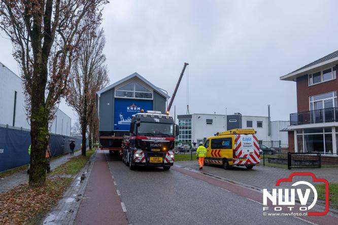 Na grondige onderhoudsbeurt is het boothuis van de KNRM station Elburg weer te watergelaten na bijzonder transport over de weg. - © NWVFoto.nl
