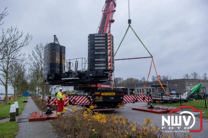 Na grondige onderhoudsbeurt is het boothuis van de KNRM station Elburg weer te watergelaten na bijzonder transport over de weg. - © NWVFoto.nl
