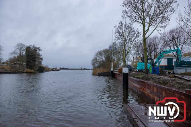 Na grondige onderhoudsbeurt is het boothuis van de KNRM station Elburg weer te watergelaten na bijzonder transport over de weg. - © NWVFoto.nl