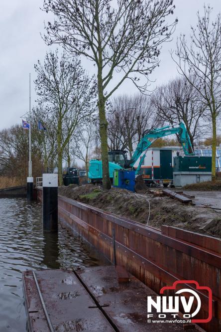 Na grondige onderhoudsbeurt is het boothuis van de KNRM station Elburg weer te watergelaten na bijzonder transport over de weg. - © NWVFoto.nl