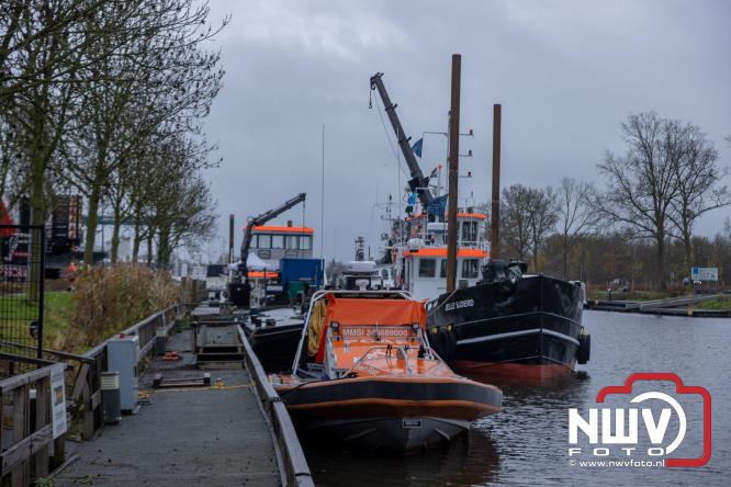 Na grondige onderhoudsbeurt is het boothuis van de KNRM station Elburg weer te watergelaten na bijzonder transport over de weg. - © NWVFoto.nl