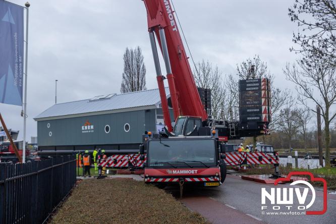 Na grondige onderhoudsbeurt is het boothuis van de KNRM station Elburg weer te watergelaten na bijzonder transport over de weg. - © NWVFoto.nl
