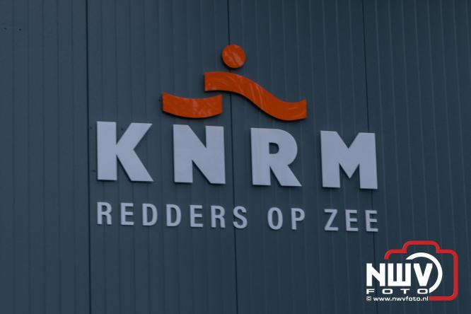 Na grondige onderhoudsbeurt is het boothuis van de KNRM station Elburg weer te watergelaten na bijzonder transport over de weg. - © NWVFoto.nl