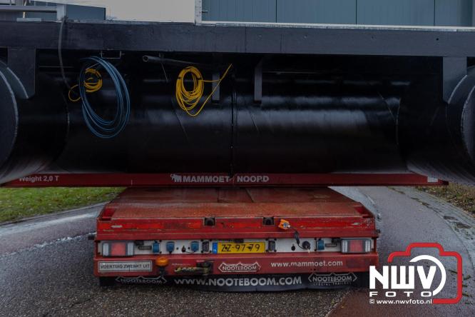 Na grondige onderhoudsbeurt is het boothuis van de KNRM station Elburg weer te watergelaten na bijzonder transport over de weg. - © NWVFoto.nl