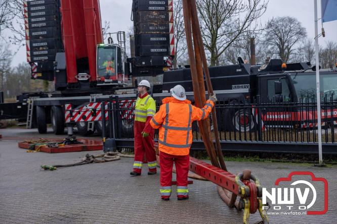 Na grondige onderhoudsbeurt is het boothuis van de KNRM station Elburg weer te watergelaten na bijzonder transport over de weg. - © NWVFoto.nl