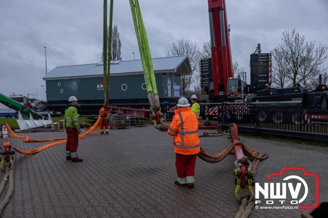 Na grondige onderhoudsbeurt is het boothuis van de KNRM station Elburg weer te watergelaten na bijzonder transport over de weg. - © NWVFoto.nl