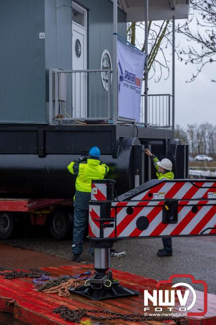 Na grondige onderhoudsbeurt is het boothuis van de KNRM station Elburg weer te watergelaten na bijzonder transport over de weg. - © NWVFoto.nl