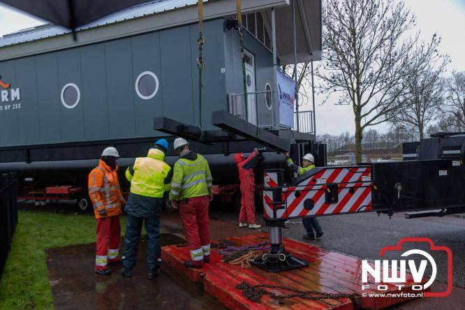 Na grondige onderhoudsbeurt is het boothuis van de KNRM station Elburg weer te watergelaten na bijzonder transport over de weg. - © NWVFoto.nl