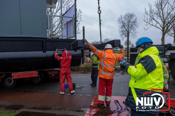 Na grondige onderhoudsbeurt is het boothuis van de KNRM station Elburg weer te watergelaten na bijzonder transport over de weg. - © NWVFoto.nl