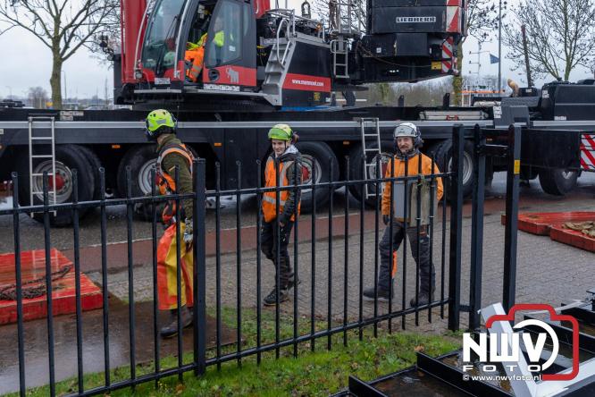 Na grondige onderhoudsbeurt is het boothuis van de KNRM station Elburg weer te watergelaten na bijzonder transport over de weg. - © NWVFoto.nl