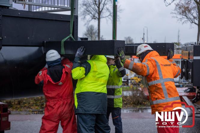 Na grondige onderhoudsbeurt is het boothuis van de KNRM station Elburg weer te watergelaten na bijzonder transport over de weg. - © NWVFoto.nl