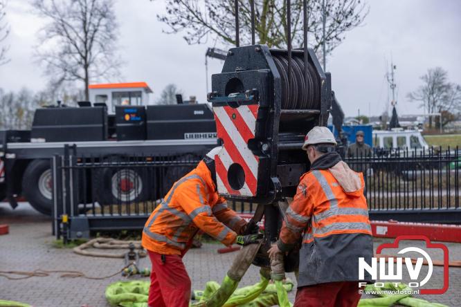 Na grondige onderhoudsbeurt is het boothuis van de KNRM station Elburg weer te watergelaten na bijzonder transport over de weg. - © NWVFoto.nl
