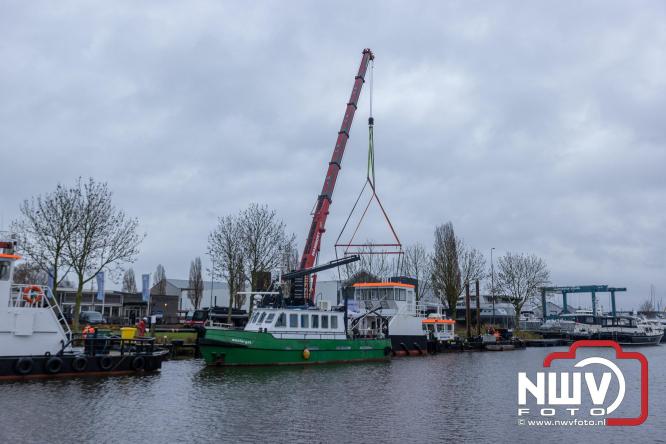 Na grondige onderhoudsbeurt is het boothuis van de KNRM station Elburg weer te watergelaten na bijzonder transport over de weg. - © NWVFoto.nl