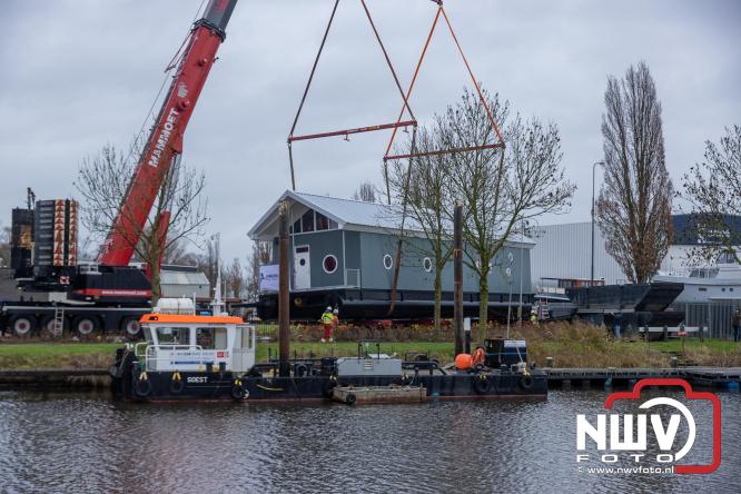 Na grondige onderhoudsbeurt is het boothuis van de KNRM station Elburg weer te watergelaten na bijzonder transport over de weg. - © NWVFoto.nl