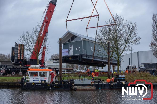 Na grondige onderhoudsbeurt is het boothuis van de KNRM station Elburg weer te watergelaten na bijzonder transport over de weg. - © NWVFoto.nl
