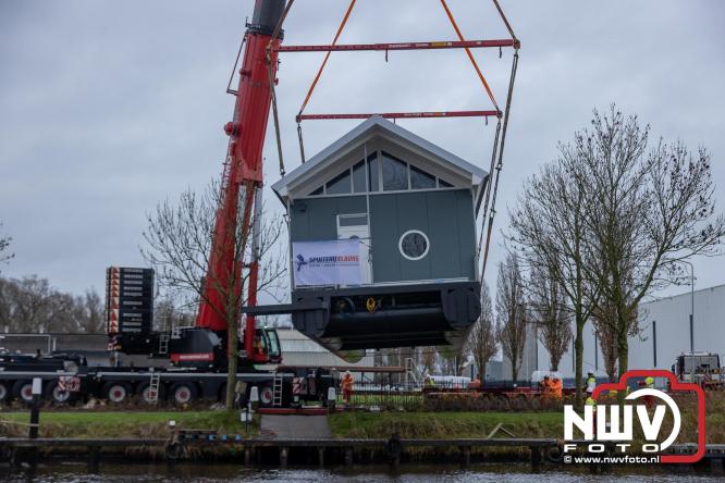 Na grondige onderhoudsbeurt is het boothuis van de KNRM station Elburg weer te watergelaten na bijzonder transport over de weg. - © NWVFoto.nl