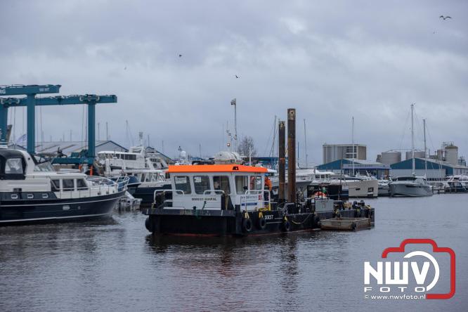Na grondige onderhoudsbeurt is het boothuis van de KNRM station Elburg weer te watergelaten na bijzonder transport over de weg. - © NWVFoto.nl