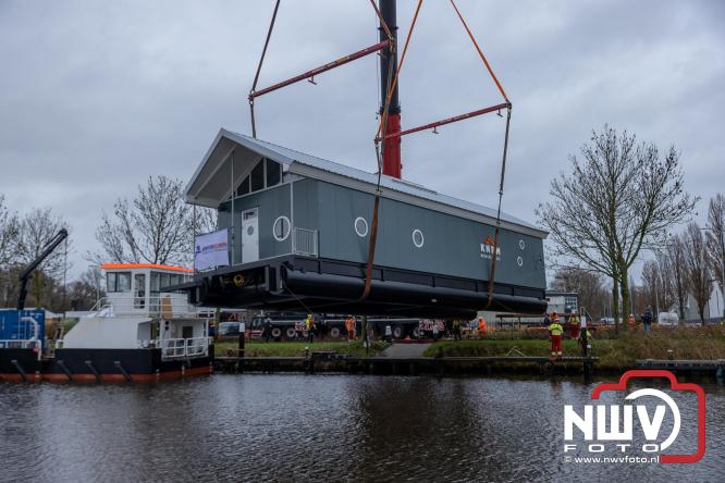 Na grondige onderhoudsbeurt is het boothuis van de KNRM station Elburg weer te watergelaten na bijzonder transport over de weg. - © NWVFoto.nl
