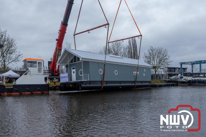 Na grondige onderhoudsbeurt is het boothuis van de KNRM station Elburg weer te watergelaten na bijzonder transport over de weg. - © NWVFoto.nl