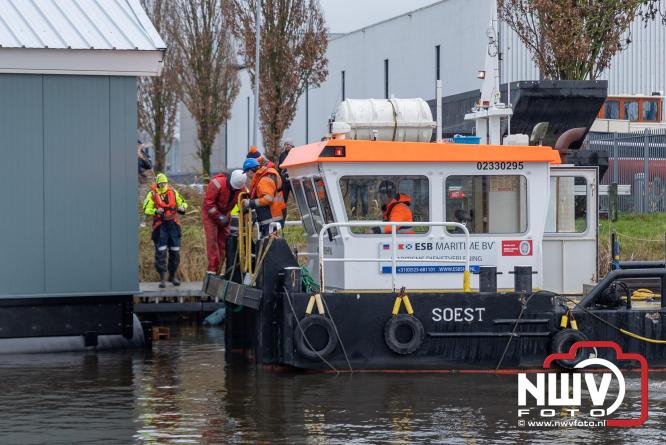 Na grondige onderhoudsbeurt is het boothuis van de KNRM station Elburg weer te watergelaten na bijzonder transport over de weg. - © NWVFoto.nl