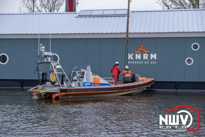 Na grondige onderhoudsbeurt is het boothuis van de KNRM station Elburg weer te watergelaten na bijzonder transport over de weg. - © NWVFoto.nl