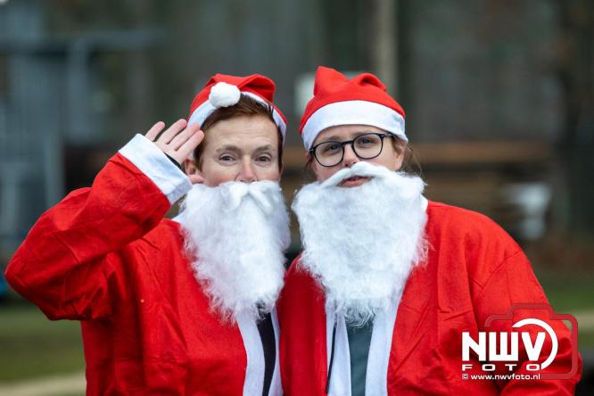 Meer dan 100 kerstmannen en vrouwen deden zaterdag morgen mee aan de Santa Run Oldebroek. - &copy; NWVFoto.nl