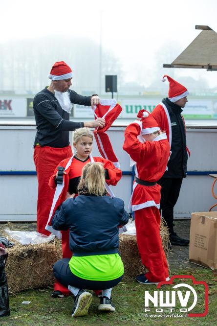 Meer dan 100 kerstmannen en vrouwen deden zaterdag morgen mee aan de Santa Run Oldebroek. - &copy; NWVFoto.nl