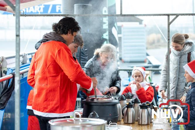 Meer dan 100 kerstmannen en vrouwen deden zaterdag morgen mee aan de Santa Run Oldebroek. - &copy; NWVFoto.nl