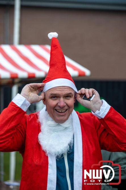 Meer dan 100 kerstmannen en vrouwen deden zaterdag morgen mee aan de Santa Run Oldebroek. - &copy; NWVFoto.nl