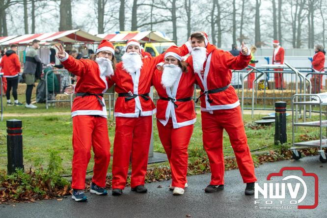 Meer dan 100 kerstmannen en vrouwen deden zaterdag morgen mee aan de Santa Run Oldebroek. - &copy; NWVFoto.nl