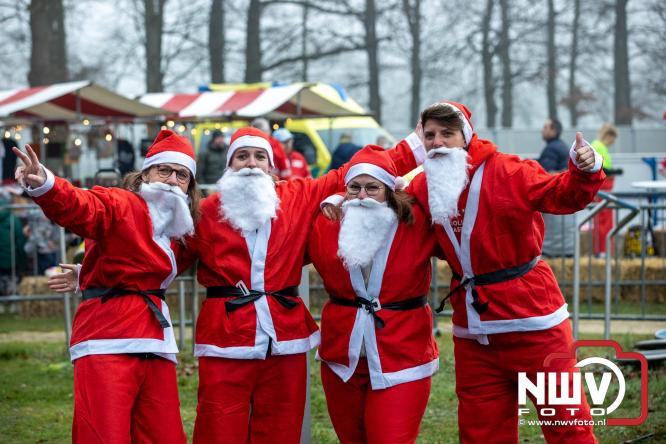 Meer dan 100 kerstmannen en vrouwen deden zaterdag morgen mee aan de Santa Run Oldebroek. - &copy; NWVFoto.nl