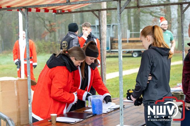Meer dan 100 kerstmannen en vrouwen deden zaterdag morgen mee aan de Santa Run Oldebroek. - &copy; NWVFoto.nl