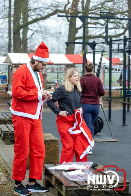 Meer dan 100 kerstmannen en vrouwen deden zaterdag morgen mee aan de Santa Run Oldebroek. - &copy; NWVFoto.nl