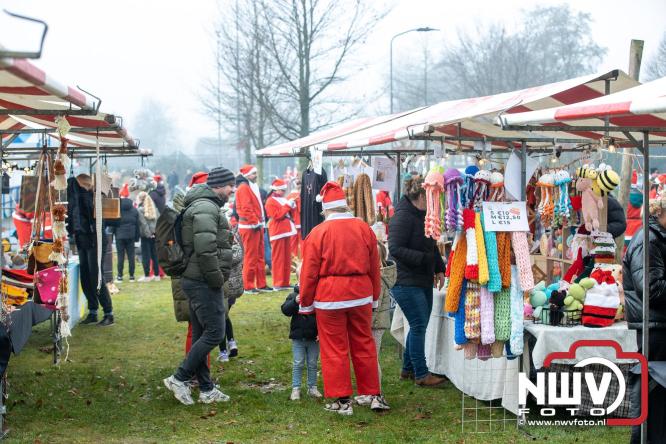 Meer dan 100 kerstmannen en vrouwen deden zaterdag morgen mee aan de Santa Run Oldebroek. - &copy; NWVFoto.nl