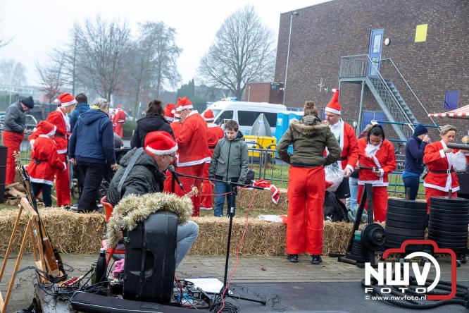 Meer dan 100 kerstmannen en vrouwen deden zaterdag morgen mee aan de Santa Run Oldebroek. - &copy; NWVFoto.nl