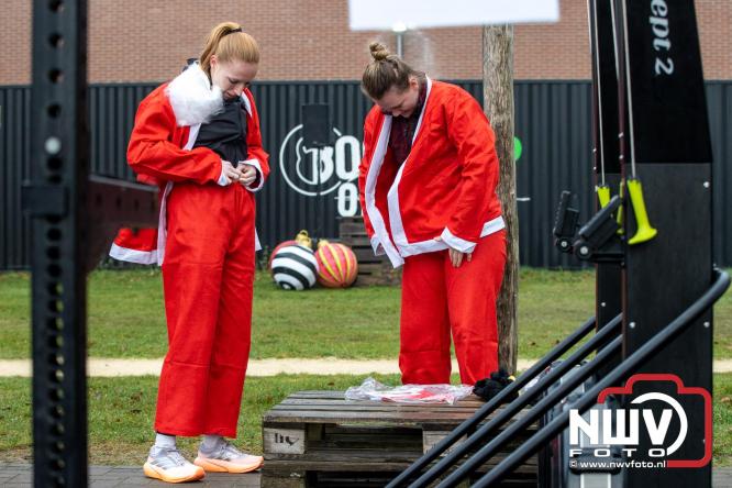 Meer dan 100 kerstmannen en vrouwen deden zaterdag morgen mee aan de Santa Run Oldebroek. - &copy; NWVFoto.nl