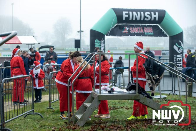 Meer dan 100 kerstmannen en vrouwen deden zaterdag morgen mee aan de Santa Run Oldebroek. - &copy; NWVFoto.nl